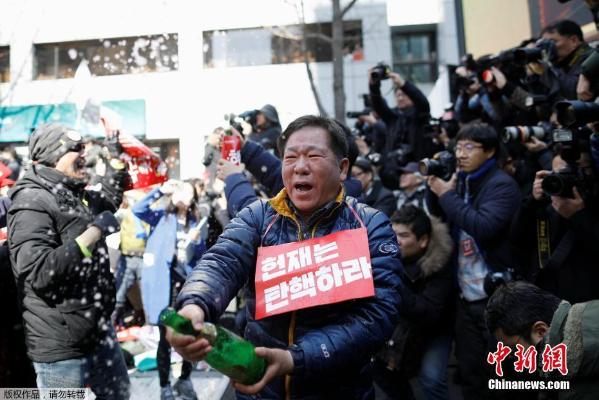 韩国总统弹劾案通过引发欢呼，权力更迭曙光与民众期待的新篇章