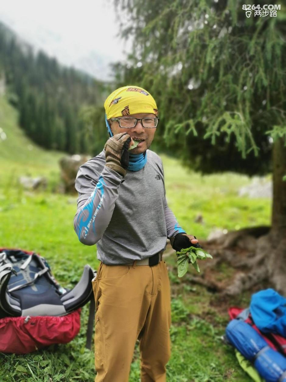 女子穿板鞋爬山归家，脱鞋瞬间意外惊魂