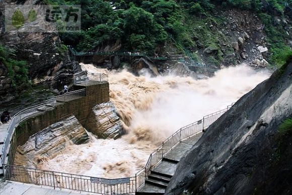 李现虎跳峡举国旗，心灵与自然的深情对话