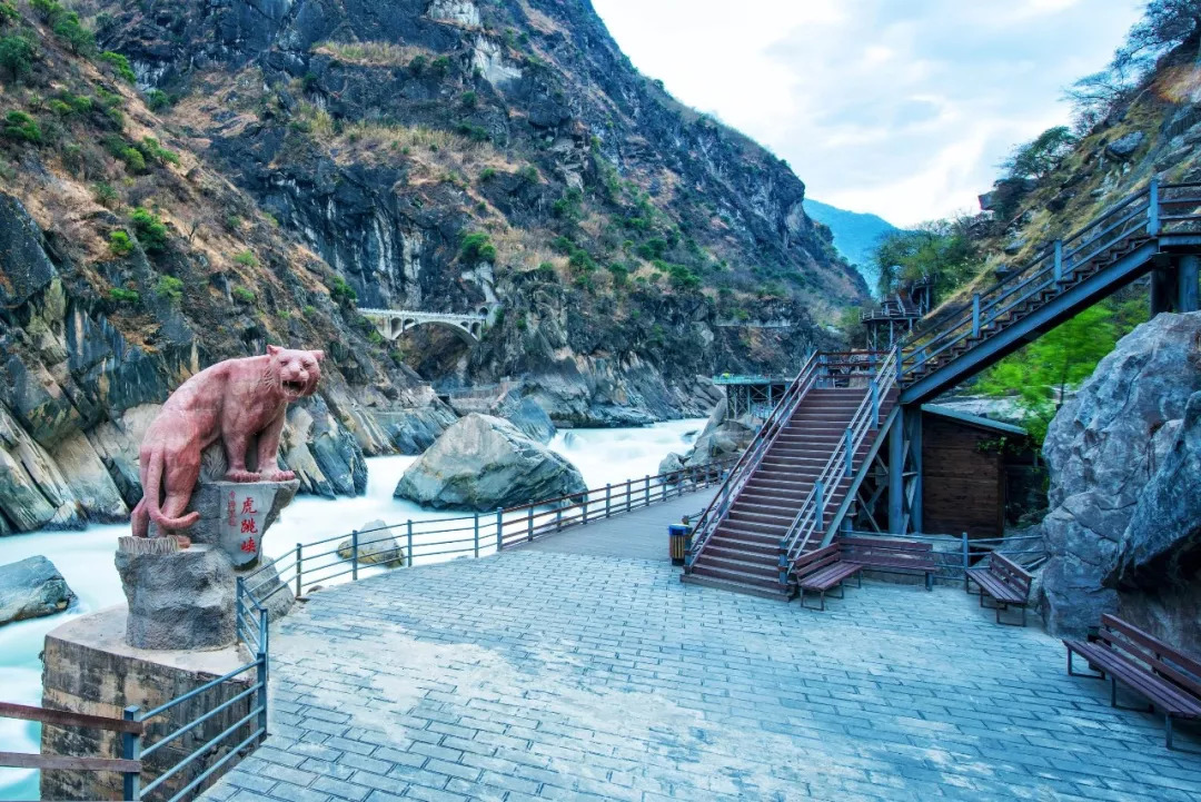 景区回应李现虎跳峡举国旗事件，文明旅游的新启示与理性态度