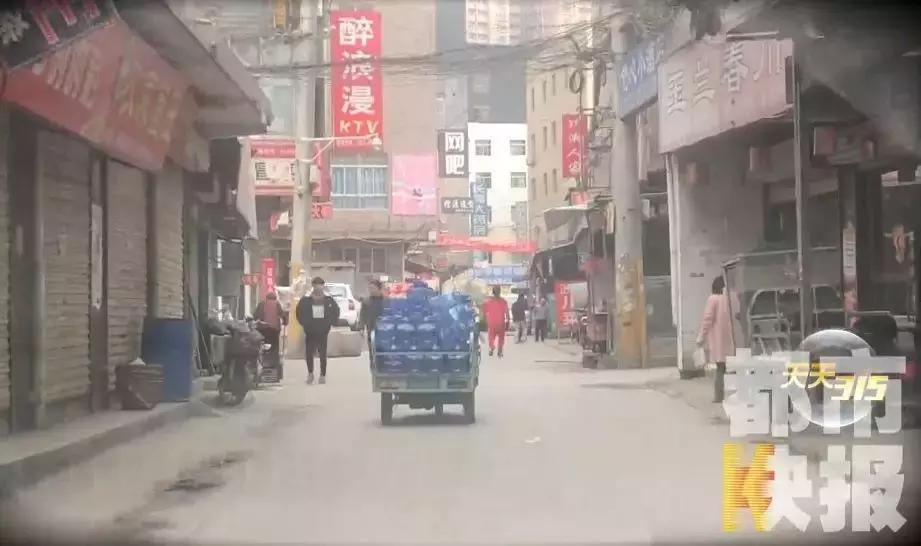 女生遭遇尾随危机，超市成避风港安全庇护所