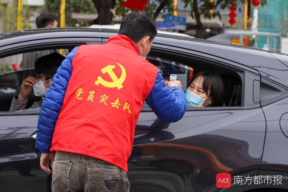 广州地铁口隔离柱引发城市管理与民生需求平衡探讨