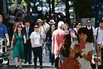 街头误会揭秘，文化差异引发美国记者与加拿大人尴尬瞬间