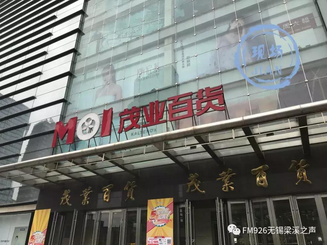 老人女厕趴地偷窥并录下全过程，社会现象的反思与探讨