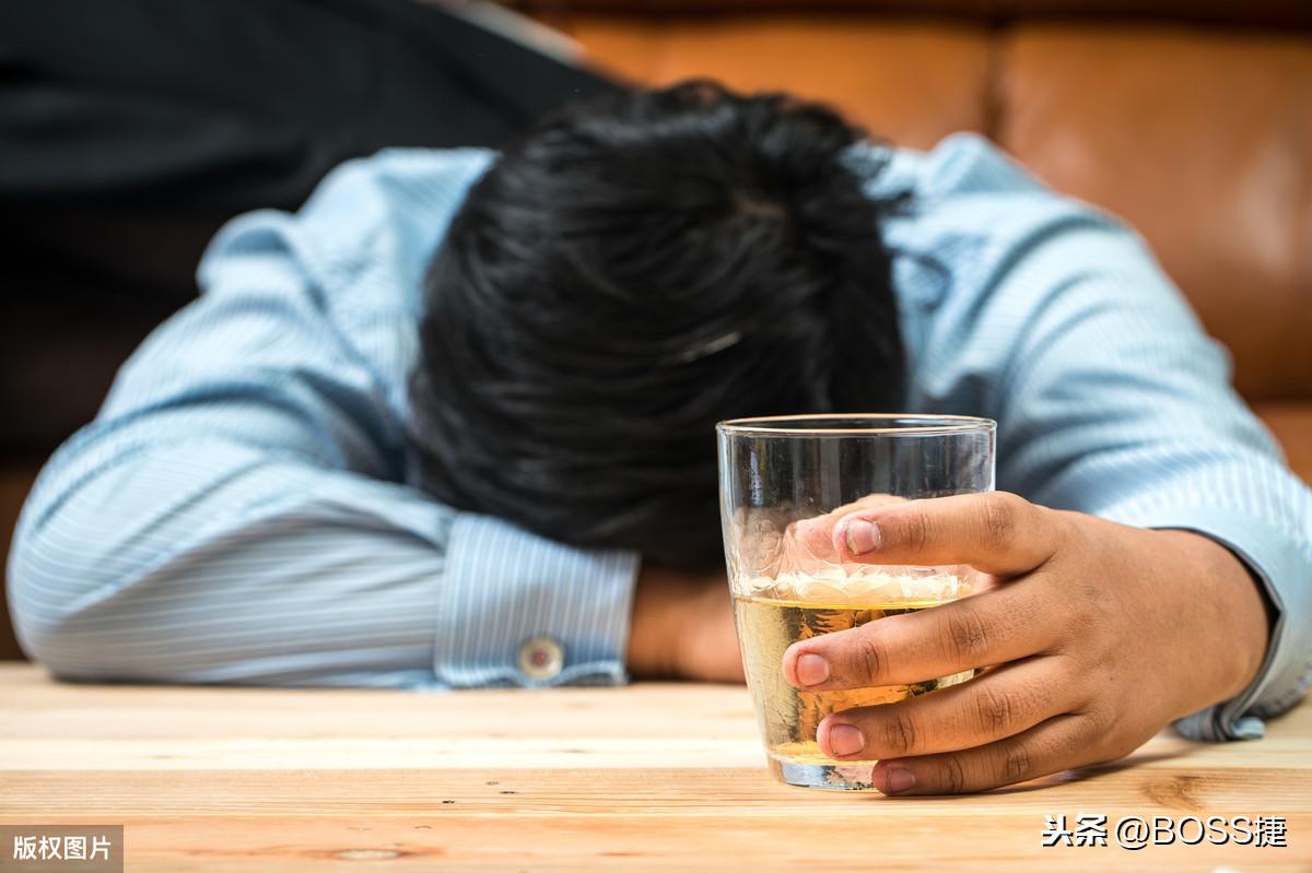 警惕！酒精易引发两种癌症风险，一喝酒脸红人群需警惕酒精对身体潜在威胁