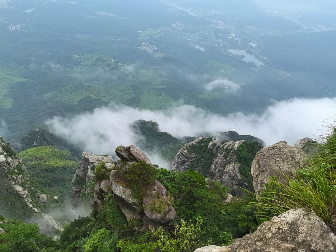 庐山惊现神秘人影，独峰顶上的奇幻景象