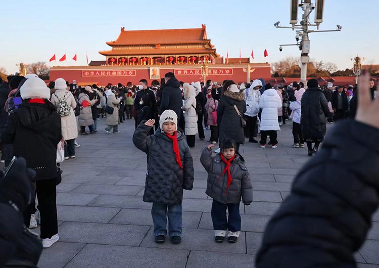 天安门广场大年初一升旗仪式，传统与现代的完美交融