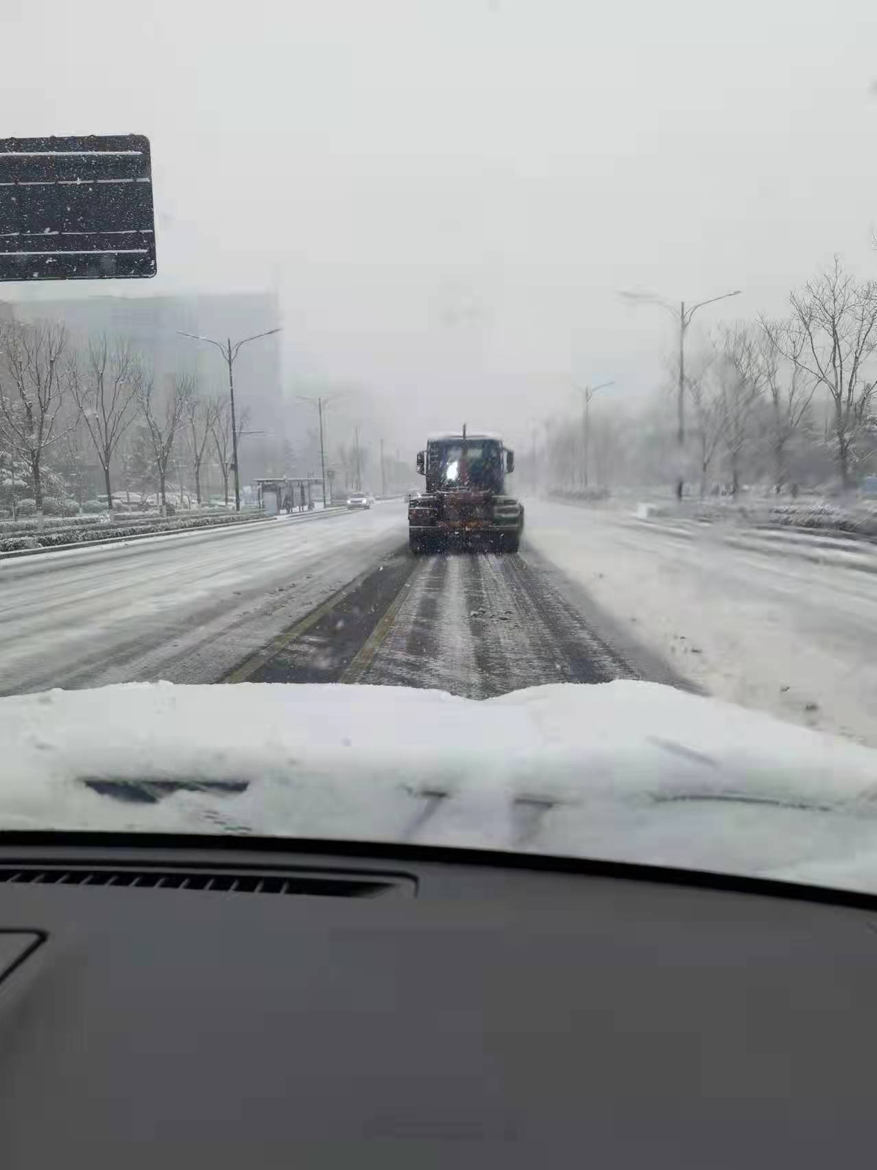 济南清雪除冰现场，城市运行保障的有力展现