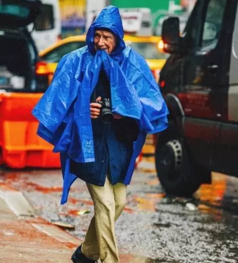 饭店老板巧手制作垃圾袋雨衣，暖心服务惊艳客人