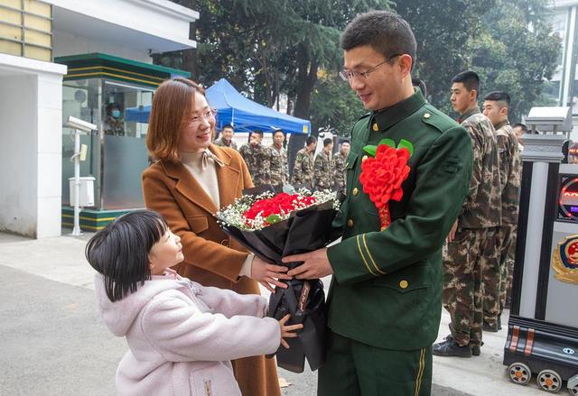 退役士兵军装加身捧鲜花重返小学校赴约，荣耀与责任并重之旅