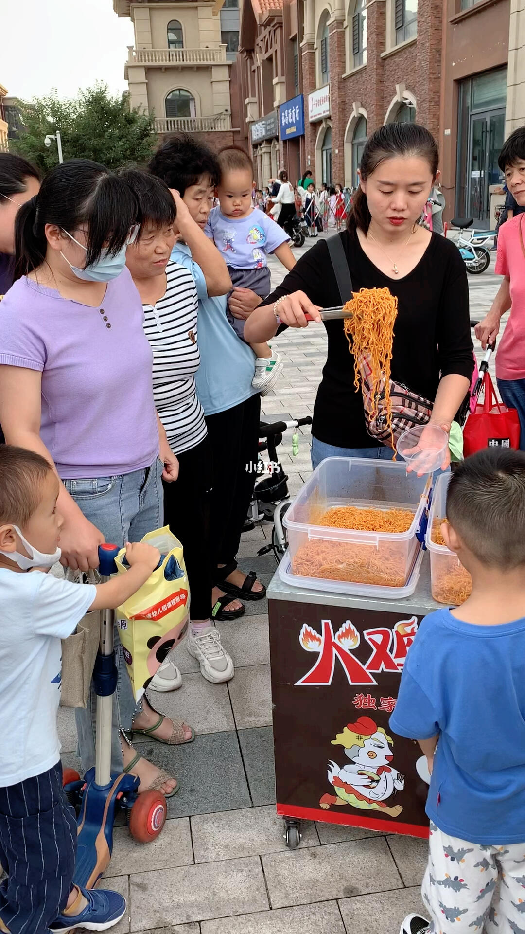 男子小学摆摊背古诗送火鸡面